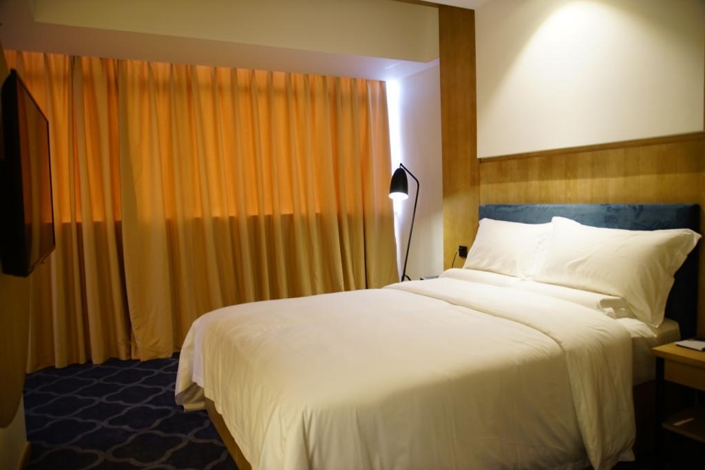 Flight One Hotel Шънджън Екстериор снимка